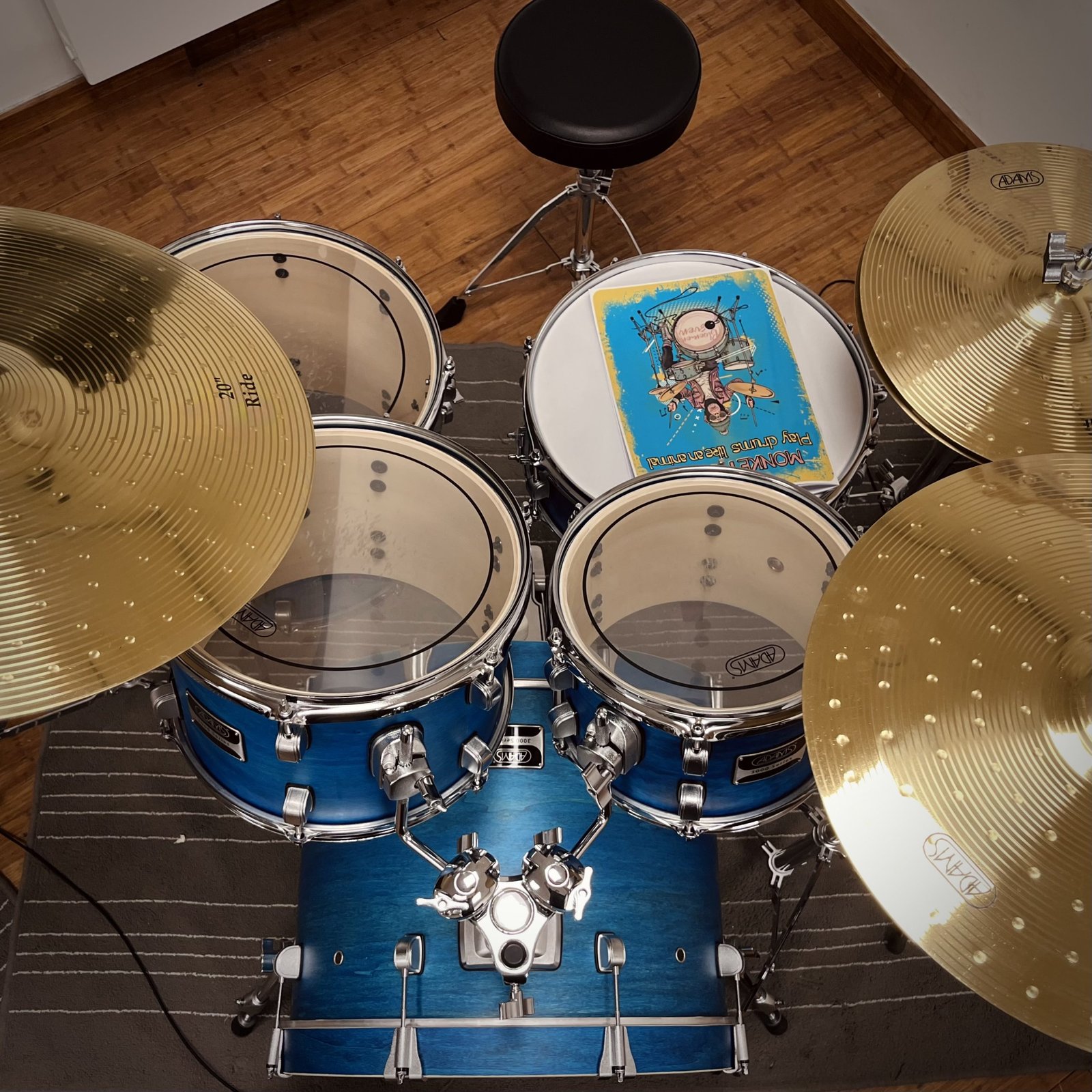 Het leslokaal van Decent Drums met akoestische drumstellen