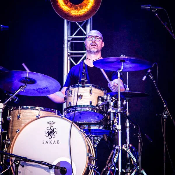 Sven Bloemen, oprichter en docent van Decent Drums